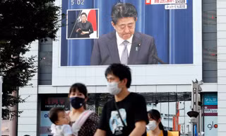 Thủ tướng Abe phát biểu từ chức chiều 28/8. Ảnh: Reuters