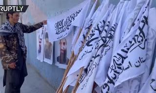 Dựng sạp bán cờ, poster Taliban bên ngoài Đại sứ quán Mỹ ở Kabul