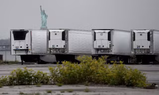 Các xe tải đông lạnh chở thi thể tập kết trên bến cảng Brooklyn (New York, Mỹ). 