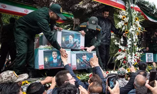 Người dân Iran vây quanh linh cữu cố Tổng thống Ebrahim Raisi