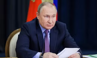 Ông Putin cảnh báo quân đội Nga sẽ tấn công mạnh hơn nếu Mỹ chuyển vũ khí tầm xa cho Ukraine