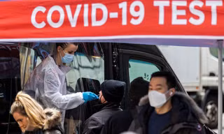 Một trạm xét nghiệm lưu động ở New York (Mỹ). Ảnh: Reuters