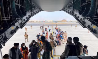 Lực lượng nước ngoài sơ tán công dân từ Afghanistan. Ảnh: Reuters