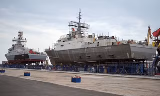 Các tàu hộ tống lớp Karakurt là Askold và Tsiklon tại nhà máy đóng tàu Zaliv. Ảnh: Naval Post