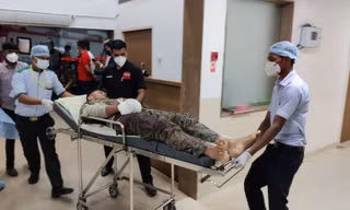 Một binh sĩ Ấn Độ được đưa đi cấp cứu sau khi bị phiến quân phục kích. Ảnh: AP
