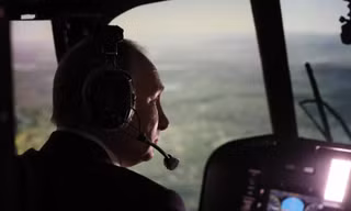 Tổng thống Nga Putin ngồi thử buồng lái máy bay ném bom chiến lược Tu-160M