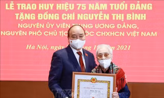Chủ tịch nước Nguyễn Xuân Phúc trao tặng huy hiệu 75 năm tuổi Đảng cho đồng chí Nguyễn Thị Bình, nguyên Phó Chủ tịch nước CHXHCN Việt Nam.