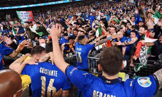 Các cầu thủ Italia ăn mừng cùng người hâm mộ trên sân vận động Wembley sau khi giành ngôi vô địch Euro 2020. Ảnh: Reuters