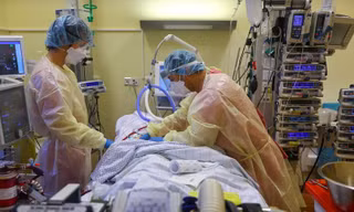 Các nhân viên y tế điều trị cho bệnh nhân COVID-19. Ảnh: Reuters