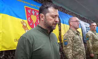 Tổng thống Ukraine thăm chiến trường biên giới, họp với các quan chức cấp cao