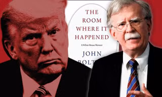 Ông Bolton (phải) hé lộ nhiều điều ít biết về Tổng thống Trump (trái) trong cuốn hồi kí về quãng thời gian làm việc tại Nhà Trắng.