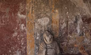 Một bức tượng tại công viên khảo cổ Pompeii. Ảnh: Tân Hoa Xã