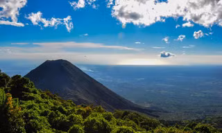 Một ngọn núi lửa ở El Salvador. Ảnh: Getty