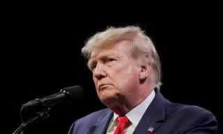 Tốn thời gian gội đầu vì nước yếu, Tổng thống Mỹ Trump ký sắc lệnh về vòi sen