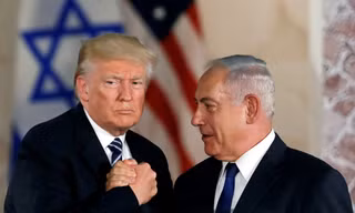Ẩn ý của Thủ tướng Israel khi tặng Tổng thống Mỹ Trump máy nhắn tin mạ vàng