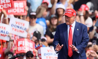 Ông Donald Trump nói sinh viên nước ngoài tốt nghiệp đại học nên được nhận thẻ xanh