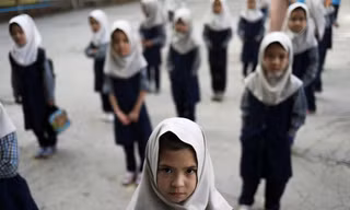 Nữ sinh cấp một ở Kabul trở lại trường học ngày 18/9. Ảnh: Reuters