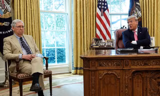 Tổng thống Trump và lãnh đạo phe đa số Thượng viện - McConnell trong phòng Bầu dục ở Nhà Trắng. Ảnh: Reuters