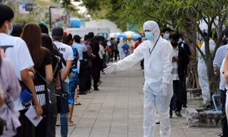 Một điểm xét nghiệm COVID-19 ở Bangkok. Ảnh: Bangkok Post