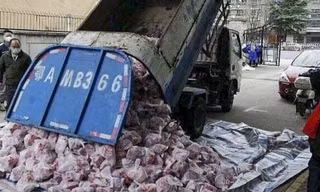 Thịt lợn được phân phối bằng xe rác ở Vũ Hán. 