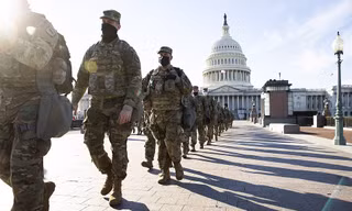 Lực lượng Vệ binh đi tuần tra ở Điện Capitol. 