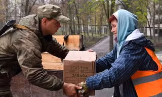 Thị trưởng Ukraine bị cáo buộc phản quốc vì 'đón' quân đội Nga, nhận viện trợ nhân đạo