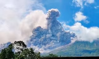Núi lửa Indonesia phun trào dữ dội, dòng dung nham dài hơn một cây số