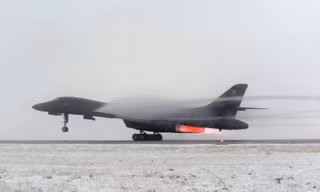 Nga điều tiêm kích Su-27 chặn bộ đôi máy bay ném bom Mỹ trên Biển Baltic