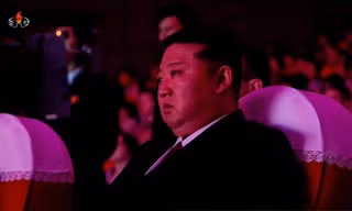Chủ tịch Triều Tiên Kim Jong Un rưng rưng nước mắt tại chương trình nghệ thuật