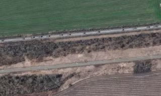 Đoàn xe quân sự dài 13km của Nga tiến về miền Đông Ukraine