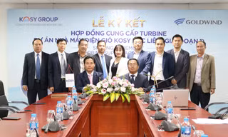 Chủ tịch Tập đoàn Kosy ông Nguyễn Việt Cường ký kết hợp đồng cung cấp turbine với Giám đốc Kinh doanh Goldwind International Renewable, ông Si Zhong Wu