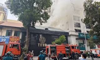 Hà Nội: Đang cháy quán Titan trên đường Hai Bà Trưng