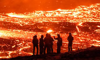 Bất chấp nguy hiểm, dân Iceland đến sát miệng núi lửa xem dung nham phun trào