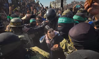 Israel tức giận với cảnh tượng hỗn loạn khi Hamas trao trả con tin