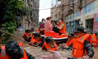 Người dân Tuỳ Châu (Hồ Bắc) đi sơ tán hôm 12/8. Ảnh: Reuters