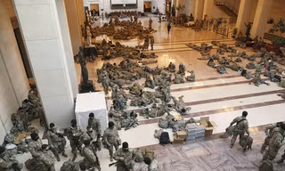 Binh sĩ nằm la liệt, nhà báo Mỹ ví Điện Capitol như căn cứ quân sự