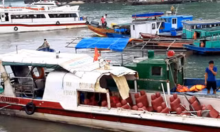 Tàu cao tốc chở khách bị tung mất nóc sau cú va chạm với tàu đánh cá.