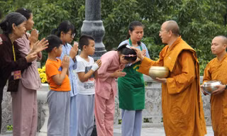 Giới trẻ háo hức được 'đi tu' trong 7 ngày
