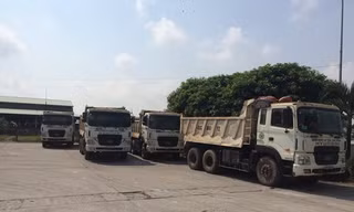 Xe tải dàn hàng ngang chắn đường, tài xế 'cướp' giấy tờ trên bàn CSGT 
