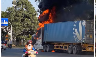 Quảng Ninh: Xe container bất ngờ cháy ngùn ngụt trên quốc lộ