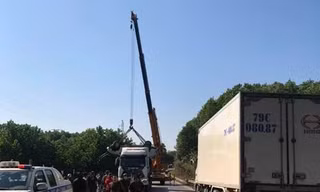 Trục vớt xe bán tải lao xuống suối, 6 người thương vong