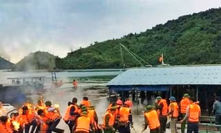 Lực lượng chức năng huyện Vân Đồn bị người dân ném bom xăng