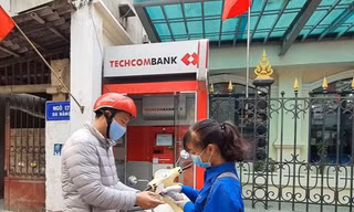 Thanh niên Hải Phòng nhắc người dân giữ khoảng cách, rửa tay sát khuẩn tại cây ATM