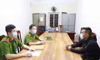 Nhắc nhở 2 thanh niên không đeo khẩu trang, 2 cán bộ bị đánh bầm dập