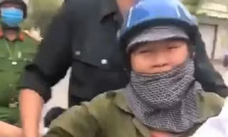 Phó Chủ tịch phường xúc phạm người bán rau: 'Con điên này!'