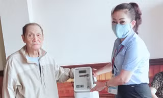 Cụ ông 90 tuổi tặng máy thở cho UBND phường chống Covid-19