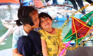 Trung thu của những đứa trẻ xóm chài trên vịnh Hạ Long