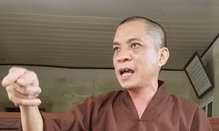 Kỷ luật sư trụ trì dọa thả chó cắn ‘nát mặt’ phật tử