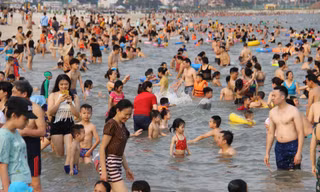 Chen nhau tắm biển trong ngày đầu tiên nghỉ lễ ở Hạ Long