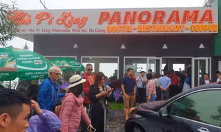 Du khách chen chân 'check in' ở Panorama Mã Pì Lèng giữa ồn ào sai phạm